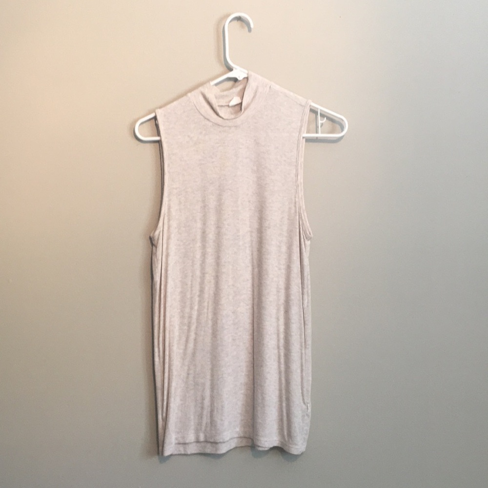 Heather cream sleeveless mockneck tee